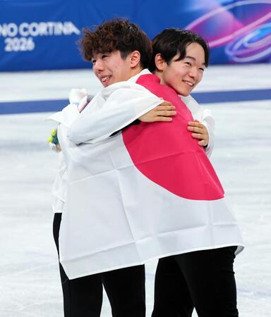 抱き合って喜ぶ銀メダルの鍵山優真（奥）と銅メダルの佐藤駿