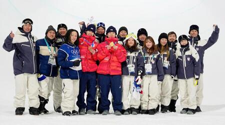 男子ハーフパイプの競技終了後、集合写真に納まる日本の選手たち。前列中央は金メダルの戸塚優斗、同左は銅メダルの山田琉聖＝リビーニョ（共同）