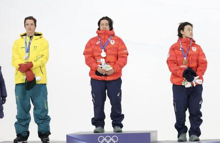 脱帽して国歌を聴く戸塚優斗（中央）と山田琉聖（右）＝撮影・吉澤敬太