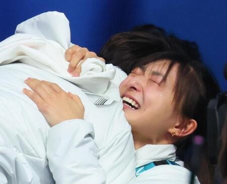 銅メダルの佐藤駿（左）と抱き合い涙を流す坂本花織