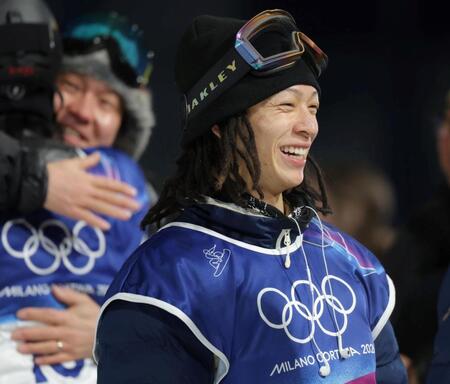 ３本目を滑り終え、笑顔を見せる平野歩夢＝リビーニョ・スノーパーク（撮影・吉澤敬太）