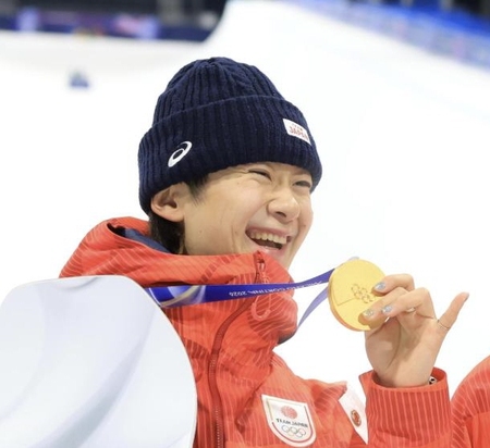 金メダルを手に喜ぶ戸塚優斗＝リビーニョ・スノーパーク（撮影・吉澤敬太）
