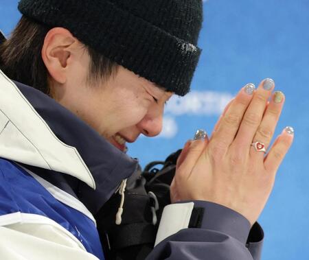 金メダルが決定し、手を合わせ感涙する戸塚優斗＝リビーニョ・スノーパーク（撮影・吉澤敬太）