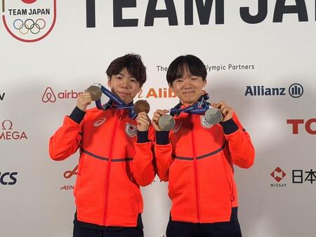 会見後に写真撮影に応じる鍵山優真（右）と佐藤駿