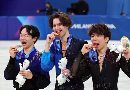 メダルを手に笑顔の（左から）銀メダルの鍵山優真、金メダルのミハイル・シャイドロフ、銅メダルの佐藤駿