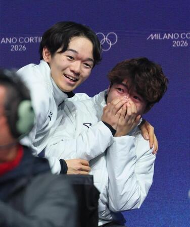 メダルが確定し、喜ぶ鍵山優真（左）と佐藤駿