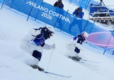 女子デュアルモーグル１回戦　コブを攻める藤木日菜（手前）と中尾春香＝リビーニョ（共同）