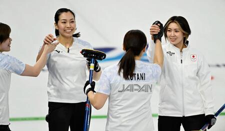 第７エンド、２点を奪い喜ぶ吉村（右端）ら