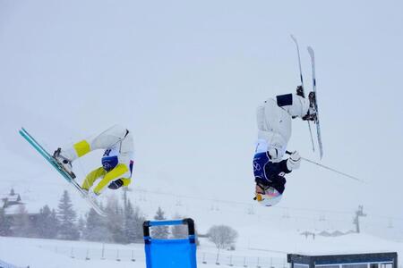 第２エアを決める冨高日向子（右）