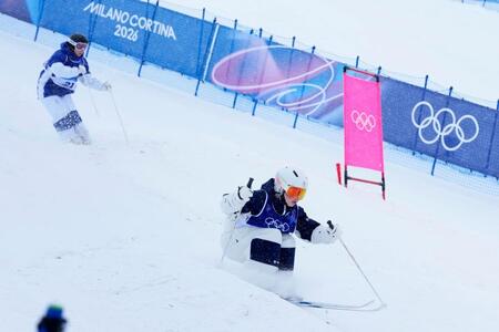 コブを攻める冨高日向子（右）