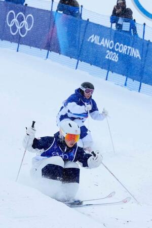 コブを攻める冨高日向子（手前〉