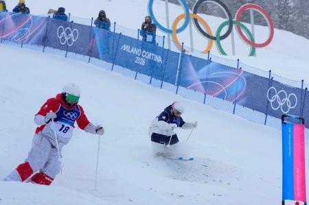　女子デュアルモーグル１回戦　コブを攻める柳本理乃（右）＝リビーニョ（共同）