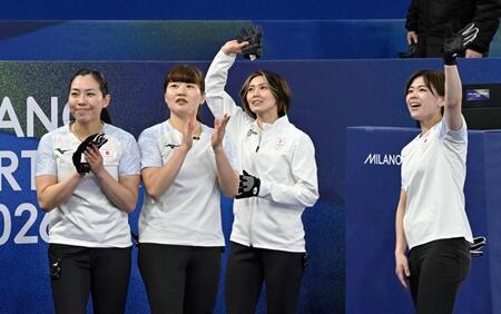 スイスに勝利し、喜ぶ（左から）近江谷、小谷、吉村、小野寺＝コルティナダンペッツォ（共同）