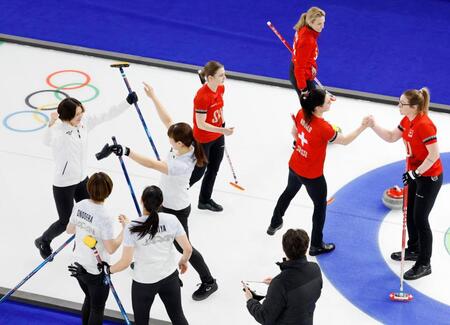 スイスに勝利し、喜ぶ吉村（左端）ら日本チーム＝コルティナダンペッツォ（共同）