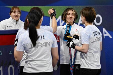 第８エンド、１点を追加し喜ぶ吉村（右から２人目）