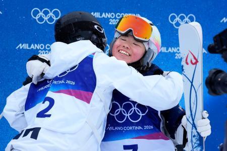 　女子デュアルモーグル準々決勝で敗退し、健闘をたたえ合う冨高日向子＝リビーニョ（共同）