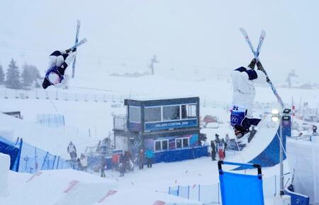女子デュアルモーグル１回戦　第２エアを決める藤木日菜（右）と中尾春香＝リビーニョ（共同）