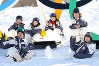 （前列左から）木俣椋真、村瀬心椛、（後列同）鈴木萌々、岩渕麗楽、深田茉莉、長谷川帝勝らスノボードスロープスタイル日本チーム（撮影・吉澤敬太）