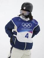 腰をおさえる平野歩夢（撮影・吉澤敬太）