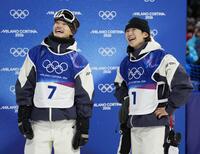 　男子ハーフパイプ決勝３回目を終え、笑顔の山田琉聖（左）と戸塚優斗＝リビーニョ（共同）