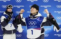 　男子ハーフパイプ決勝で金メダルを確信し、ガッツポーズする戸塚優斗。左は山田琉聖＝リビーニョ（共同）