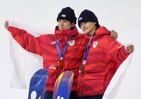 　男子ハーフパイプで金メダルを獲得した戸塚優斗（左）と銀メダルの山田琉聖＝リビーニョ（共同）