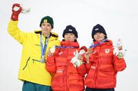 （左から銀メダルのスコット・ジェームズ、金メダルの戸塚優斗、銅メダルの山田琉聖