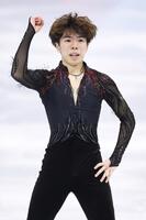 　男子フリーの演技を終え、ガッツポーズする佐藤駿＝ミラノ（共同）