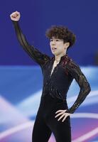 　男子フリーの演技を終え、ガッツポーズする佐藤駿＝ミラノ（共同）