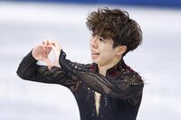 　男子フリーの演技を終え、歓声に応える佐藤駿＝ミラノ（共同）