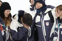 スタッフに抱えられながら号泣する平野流佳（中央）＝撮影・吉澤敬太