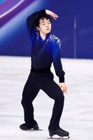 演技する鍵山優真＝ミラノ（共同）