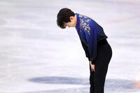 男子フリーの演技を終え、頭を下げる鍵山優真（共同）