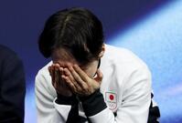 採点結果を受け、キスアンドクライで顔を覆ってしまう鍵山優真(写真提供：ロイター/アフロ)