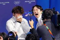 男子で銀メダルを獲得しおどける鍵山優真（右）と、銅メダルで涙ぐむ佐藤駿＝ミラノ（共同）