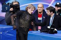 男子フリーの演技を終えたイリア・マリニン（手前左）＝ミラノ（共同）