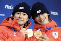 ミラノ・コルティナ五輪金メダルと銅メダルを合わせる戸塚優斗（左）と山田琉聖＝リビーニョ・スノーパーク（撮影・吉澤敬太）