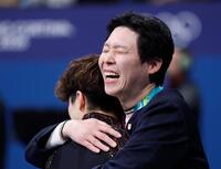 男子フリーの演技を終え、佐藤駿（左）を迎える日下匡力コーチ＝ミラノ（共同）