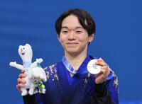 銀メダルを獲得し、表彰台で笑顔の鍵山優真