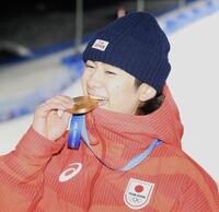 金メダルを味わう戸塚優斗（撮影・吉澤敬太）