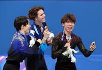 表彰台で笑顔を見せる（左から）銀メダルの鍵山優真、金メダルのミハイル・シャイドロフ、銅メダルの佐藤駿