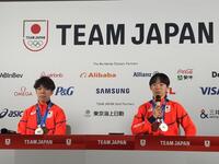 会見した鍵山優真（右）と佐藤駿