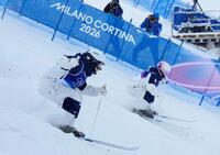 女子デュアルモーグル１回戦　コブを攻める藤木日菜（手前）と中尾春香＝リビーニョ（共同）