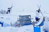 女子デュアルモーグル１回戦　第２エアを決める藤木日菜（右）と中尾春香＝リビーニョ（共同）