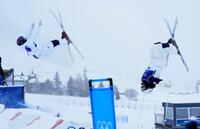 第２エアを決める藤木日菜（右）