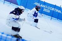 女子デュアルモーグル２回戦　コブを攻める藤木日菜（手前）