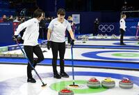 第６エンド、作戦を練る吉村（左）と小谷