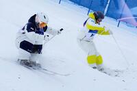 コブを攻める冨高日向子（左）