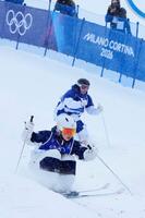 コブを攻める冨高日向子（手前〉