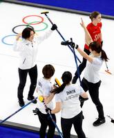 スイスに勝利し、喜ぶ吉村（左端）ら日本チーム＝コルティナダンペッツォ（共同）